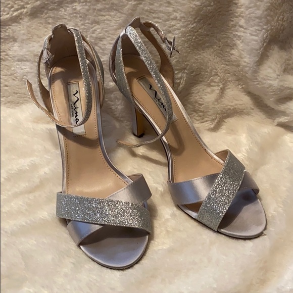 NINA SILVER SHOES SIZE 8 1/2 - Picture 2 of 4